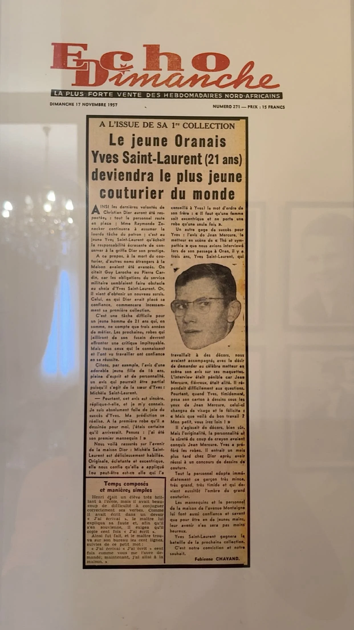 Article de l’ancien journal Écho Dimanche, exposé dans la maison d’enfance d’Yves Saint Laurent à Oran (Crédit photo : Direction l'Algérie / Ayadi Productions - Septembre 2025)