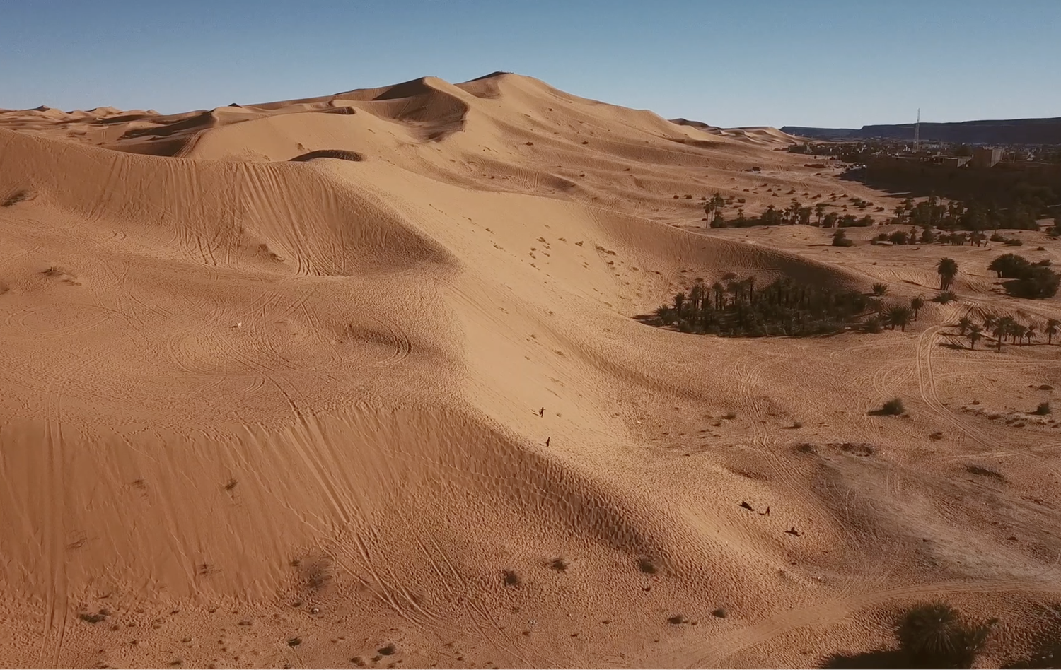 Des dunes de sable dans le Sahara algérien (Crédit : Condé Nast Traveler, guide des meilleurs endroits d’Afrique à visiter en 2026)