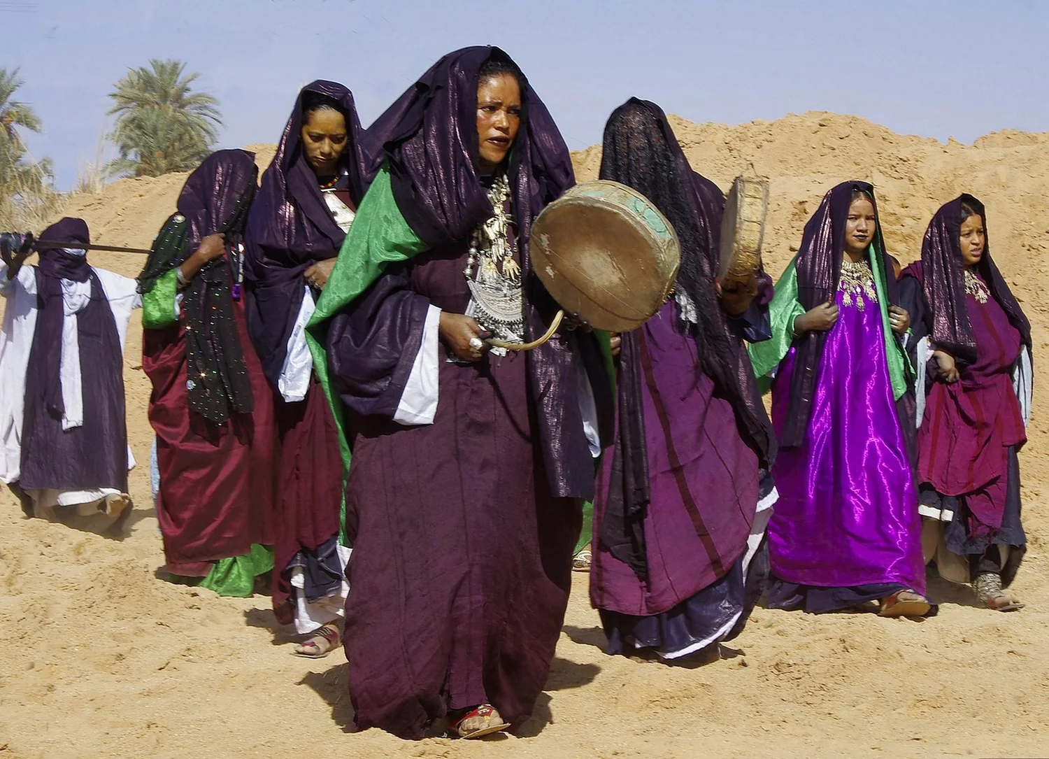 Des femmes touarègues lors de la Sebeïba, célèbre festival organisé tous les ans à Djanet (Crédit : Akhli, CC BY-SA 4.0)