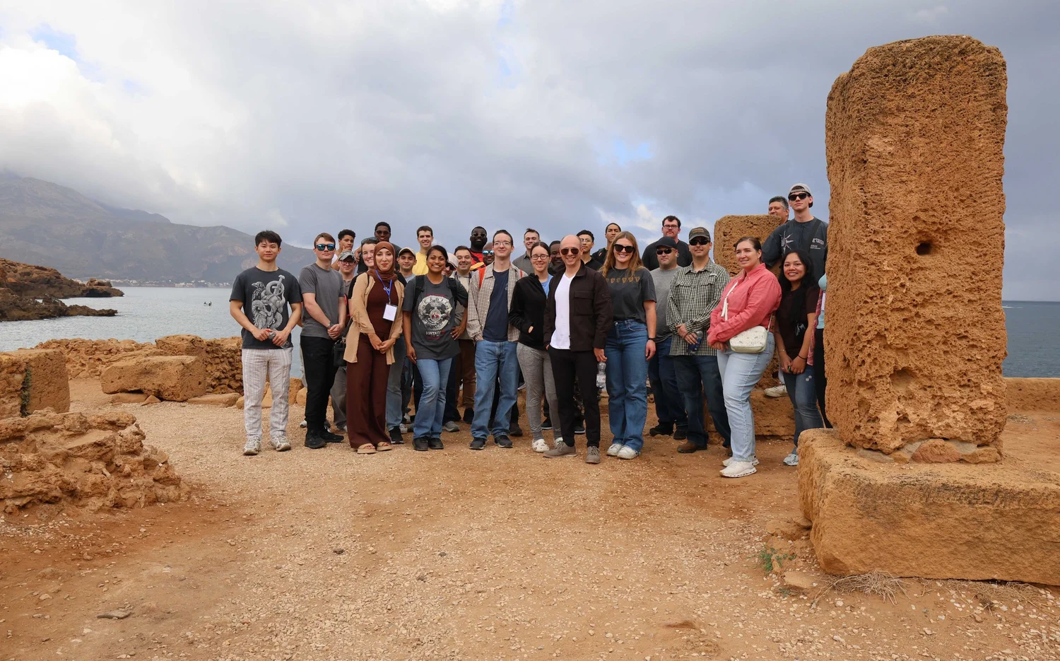 Des marins de l'US Navy posent pour une photo de groupe en octobre 2025, lors d'une visite des ruines romaines de Tipasa, en Algérie