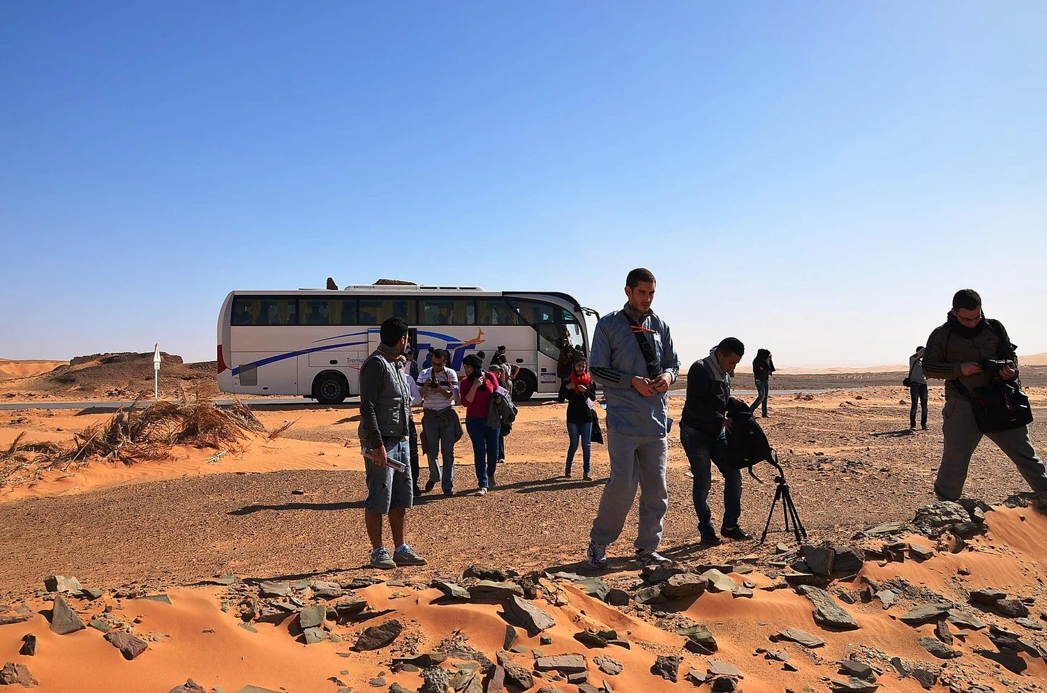 Des touristes dans le désert algérien (Crédit : Brahim Djelloul, CC BY-SA 4.0)