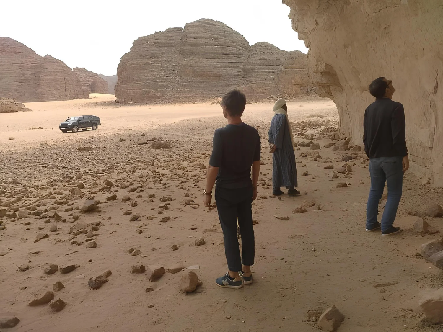 Des touristes visitent le parc culturel du Tassilii n’Ajjer, près de Djanet en Algérie (Crédit : Fayeqalnatour, Creative Commons Attribution-Share Alike 4.0 International)