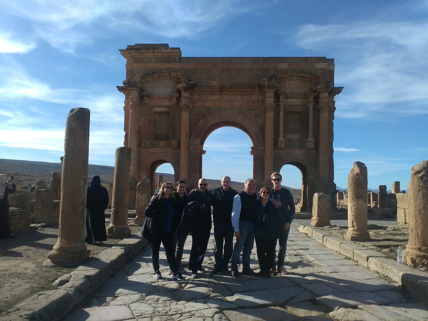 Des touristes visitent les vestiges de Timgad, près de Batna en Algérie (Crédit : Fayeqalnatour, CC BY-SA 4.0)