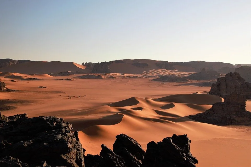 Dunes de sable et formations rocheuses du Tassili n'Ajjer, dans le Sahara algérien