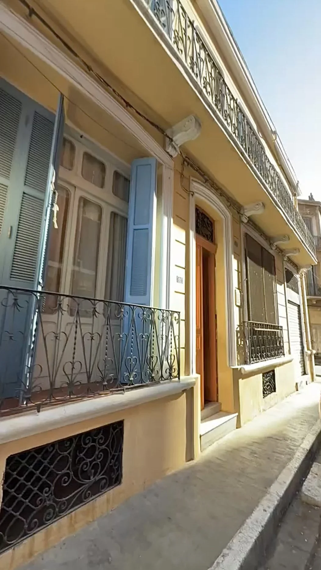 Façade de la maison d’enfance d’Yves Saint Laurent au 11 rue des frères Chemloul à Oran, ex-rue Stora (Crédit photo : Direction l'Algérie / Ayadi Productions - Septembre 2025)