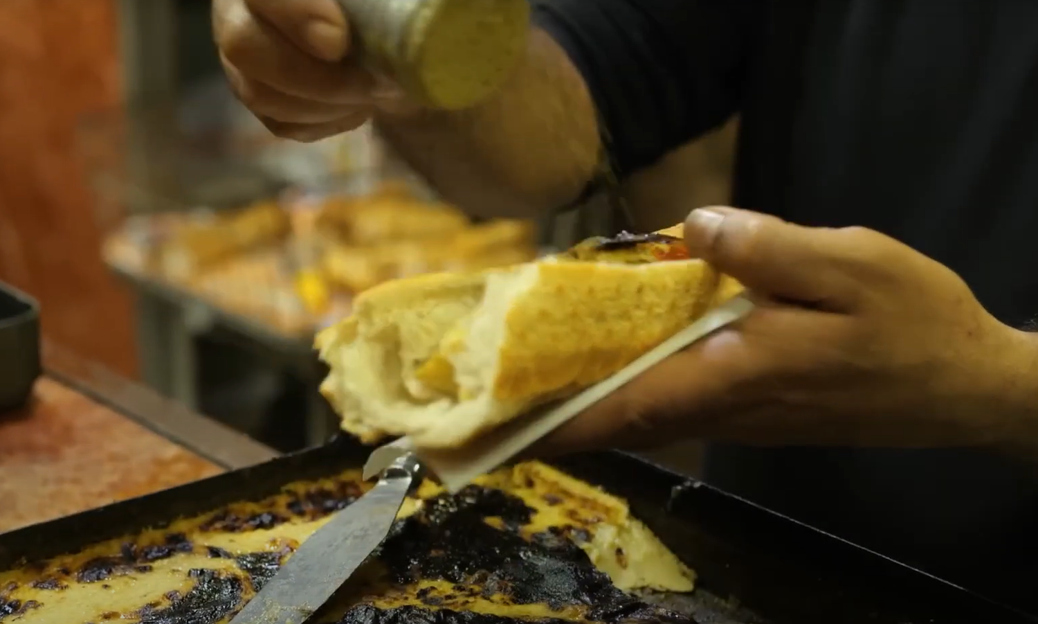 La calentica, le sandwich chaud d'Oran (Crédit photo : Direction l'Algérie, la série documentaire / Ayadi Productions)