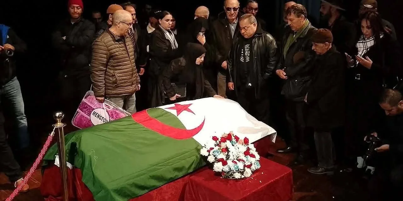 La scène du Théâtre national d’Alger lors de l’hommage rendu à la célèbre artiste algérienne Biyouna, mercredi 26 novembre 2025 (Crédit : l'Algérie aujourd'hui )