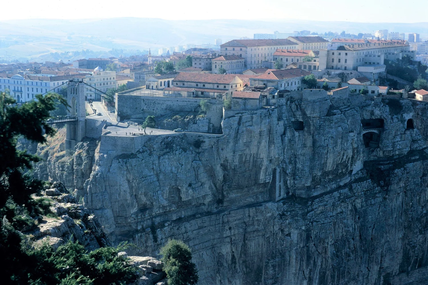 La ville algérienne de Constantine, construite sur un rocher et traversée par des ponts, dont celui de Sidi M’Cid au loin (Crédit : Paebi, CC BY-SA 4.0)
