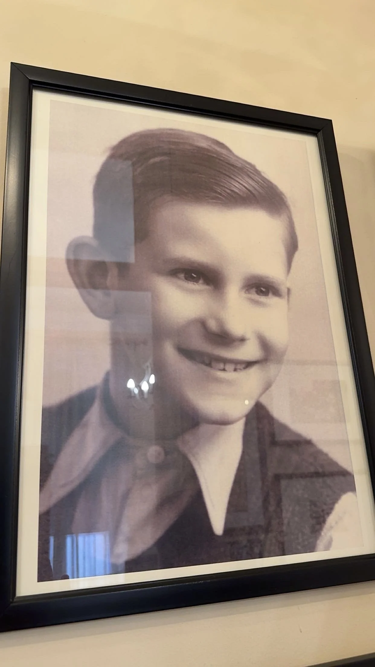 Photographie d’Yves Saint Laurent, exposée dans sa maison d’enfance à Oran (Crédit photo : Direction l'Algérie / Ayadi Productions - Septembre 2025)