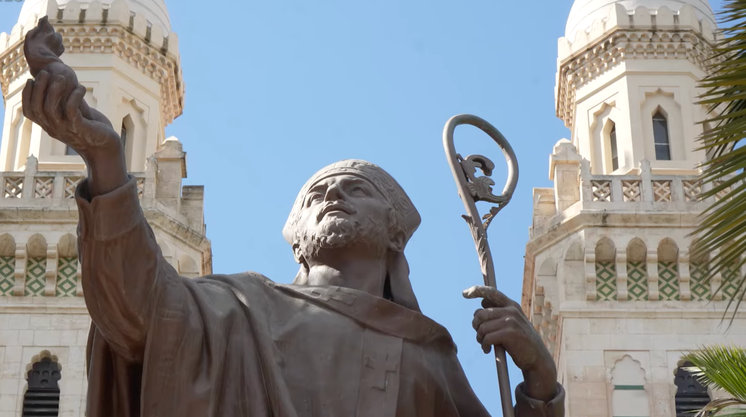 Statue de Saint Augustin devant la basilique érigée en son honneur à Annaba (Crédit photo : Direction l'Algérie, la série documentaire / Ayadi Productions)
