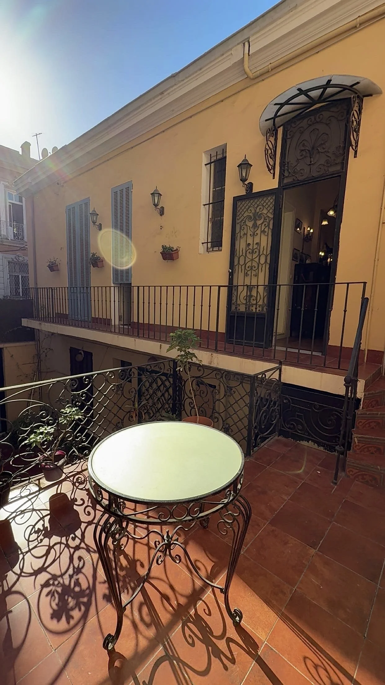Terrasse de la maison d’enfance d’Yves Saint Laurent, à Oran (Crédit photo : Direction l'Algérie / Ayadi Productions - Septembre 2025)