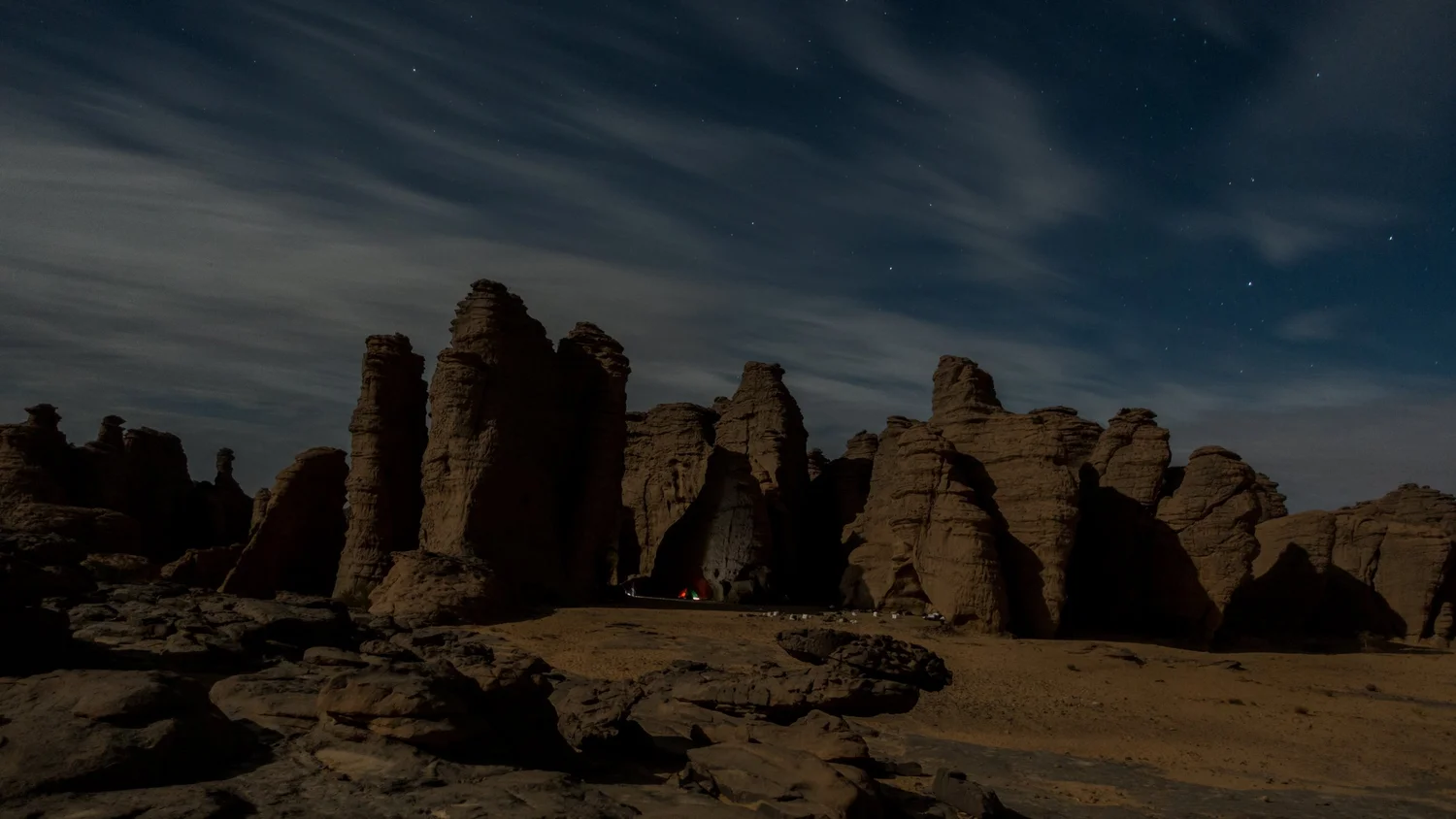 Un campement près de roches, sous une nuit étoilée dans le Tassili n’Ajjer, aux environs de Djanet en Algérie (Crédit : Issam Barhoumi, Creative Commons Attribution-Share Alike 4.0 International)