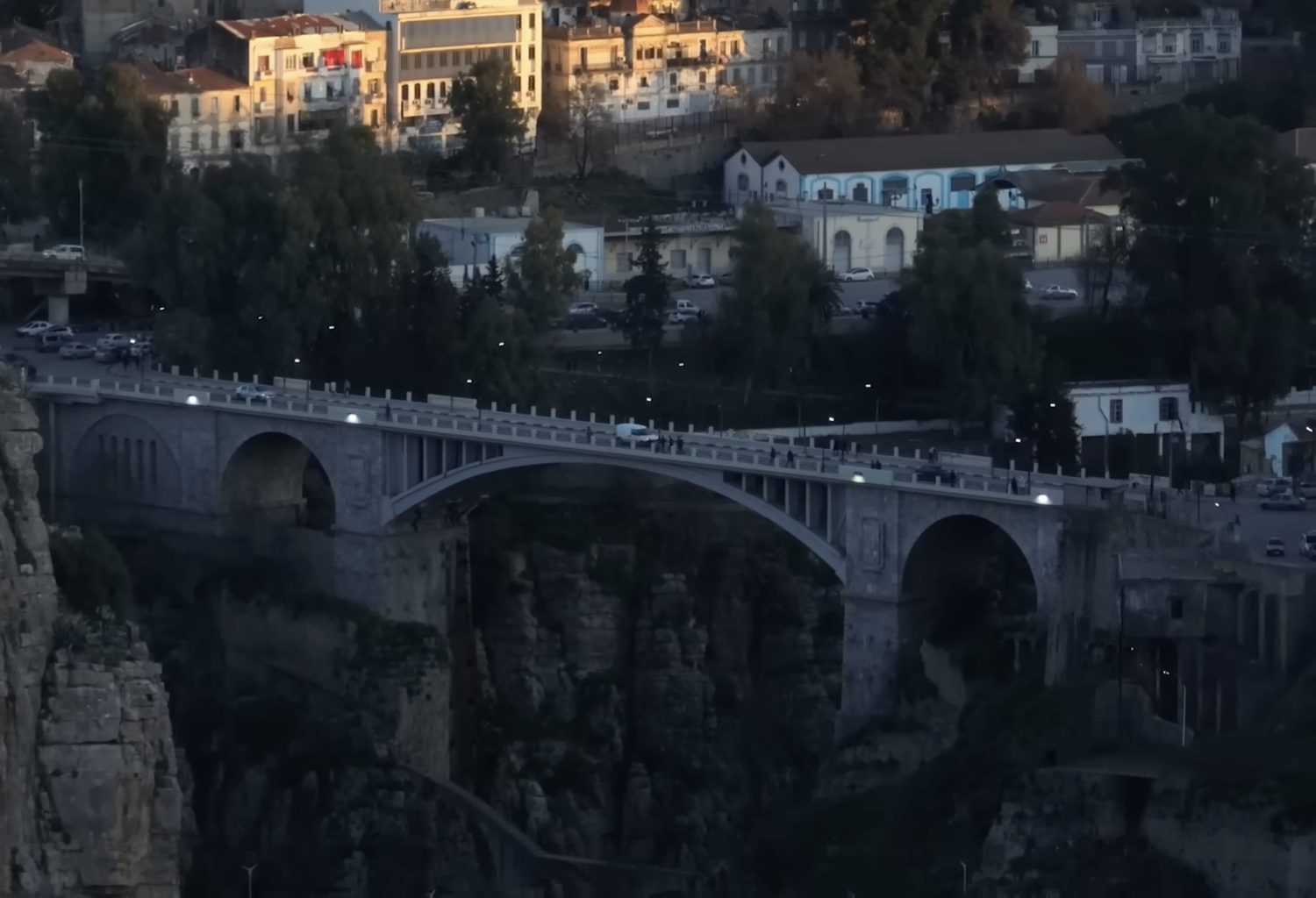 Un des 8 ponts de la ville de Constantine (Crédit photo : Direction l'Algérie, la série documentaire / Ayadi Productions)