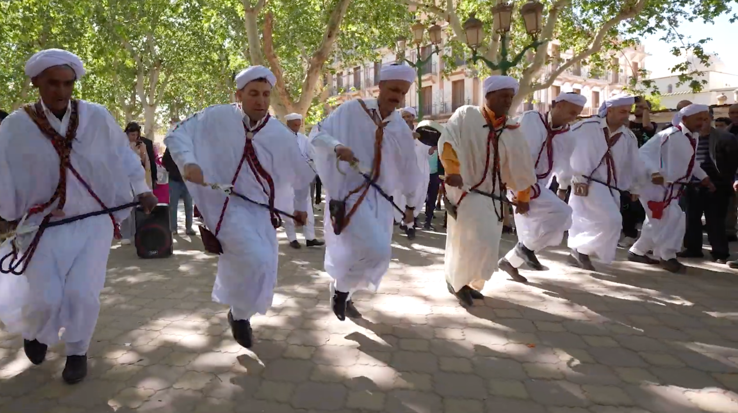 Un groupe de Allaoui à Tlemcen (Crédit photo : Direction l'Algérie, la série documentaire / Ayadi Productions)