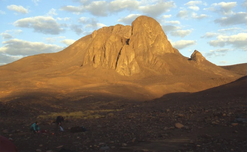 Une des montagnes du Hoggar, le mont Tahat est le plus haut sommet d’Algérie (Crédit : Olivier Morice)