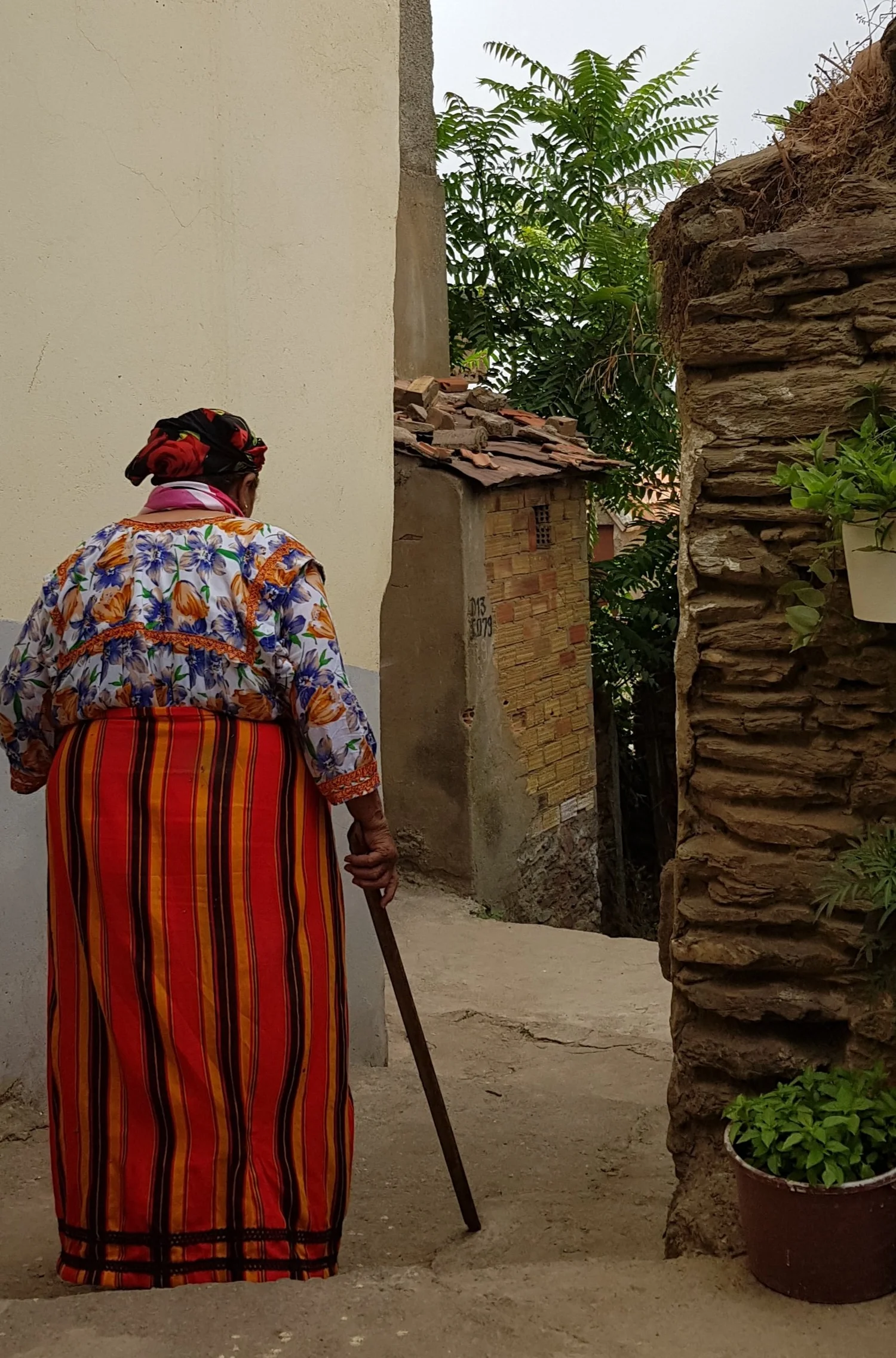 Une femme kabyle dans un village de la région (Crédit : Sou1010, Creative Commons Attribution-Share Alike 4.0 International)