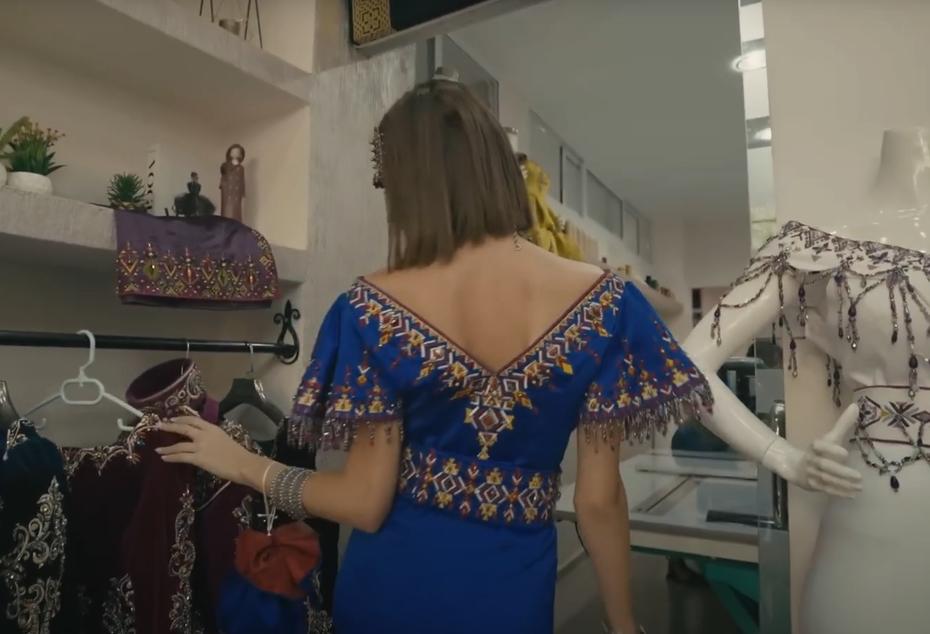 Une robe kabyle moderne (Crédit photo : Direction l'Algérie, la série documentaire / Ayadi Productions)