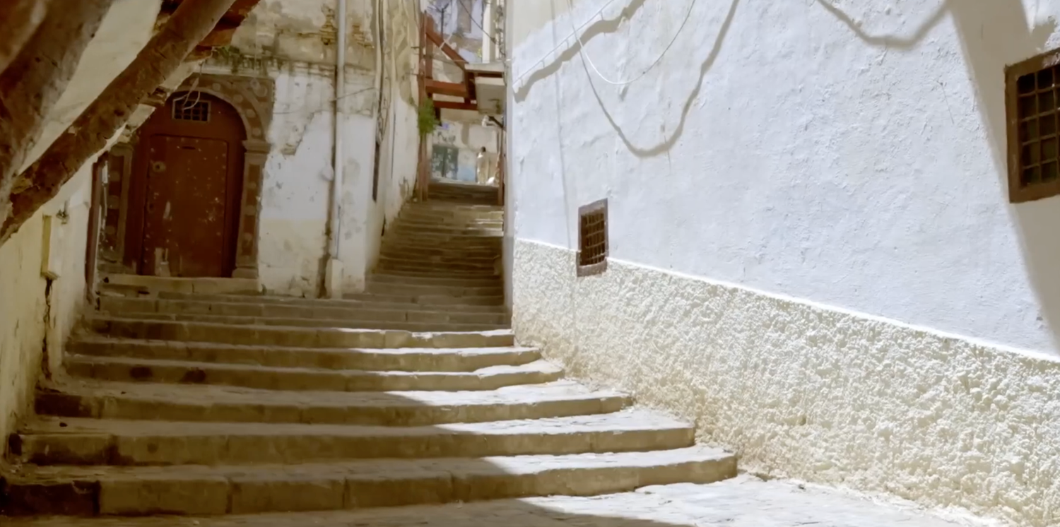 Une ruelle de la Casbah d'Alger (Crédit photo : Direction l'Algérie, la série documentaire / Ayadi Productions)