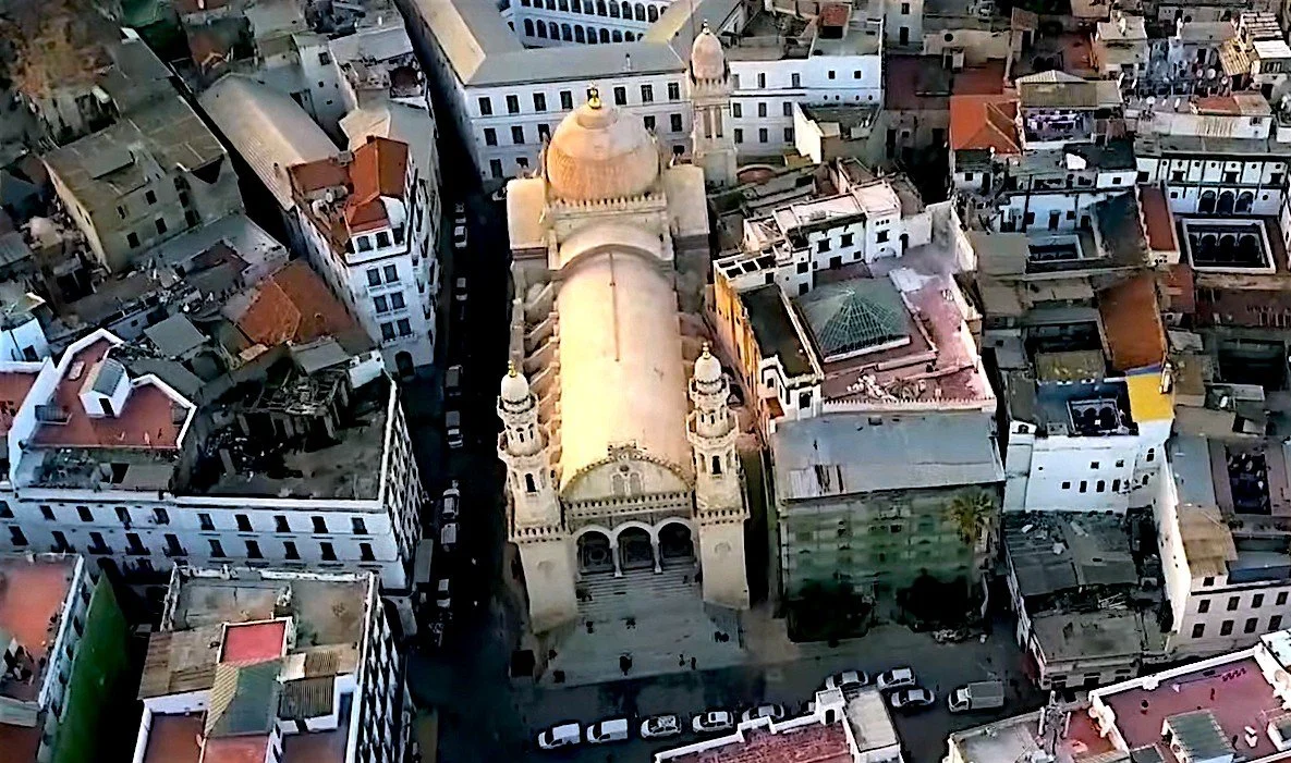 Vue aérienne de la mosquée Ketchaoua à Alger (Crédit photo : Direction l'Algérie, la série documentaire / Ayadi Productions)