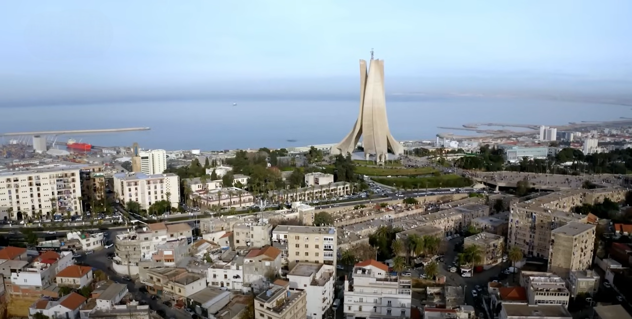 Vue aérienne sur le mémorial du Martyr à Alger (Crédit photo : Direction l'Algérie, la série documentaire / Ayadi Productions)
