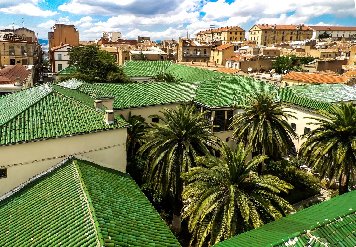 Vue depuis le palais ottoman de la ville sur son quartier historique au fond (Crédit : Mouhieddine Kherouatou, CC BY-SA 4.0)