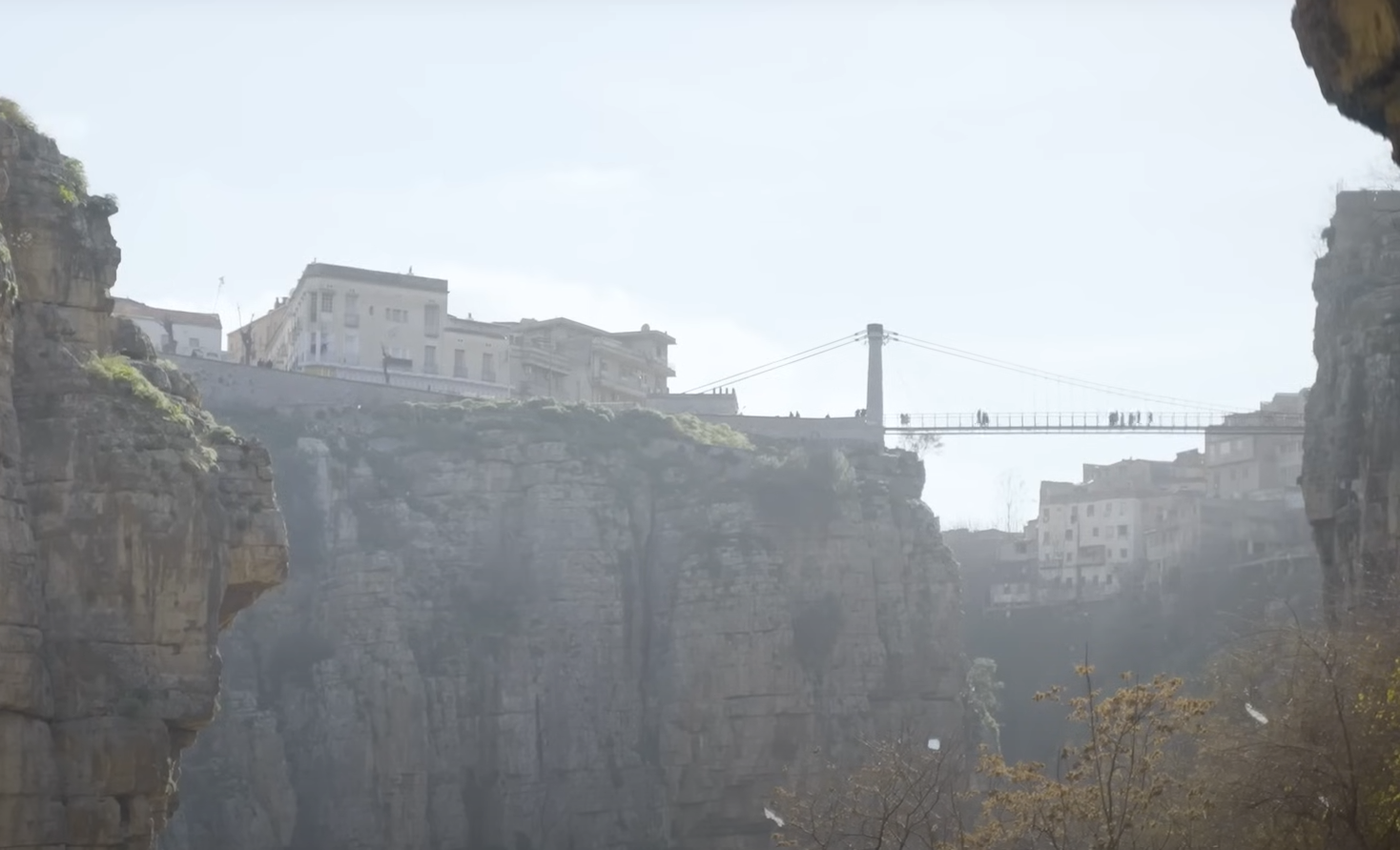 Vue depuis le Rhummel sur le pont Sidi M'Cid de Constantine (Crédit photo : Direction l'Algérie, la série documentaire / Ayadi Productions)