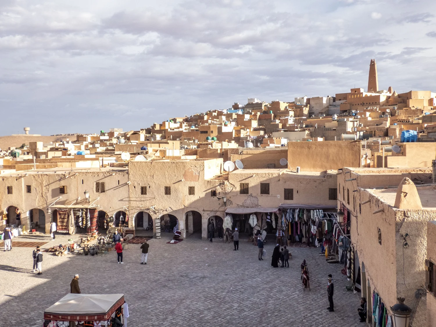 Vue sur le ksar de Ghardaïa depuis la place du marché (Crédit : Camille Gillet, Creative Commons Attribution-Share Alike 4.0 International)