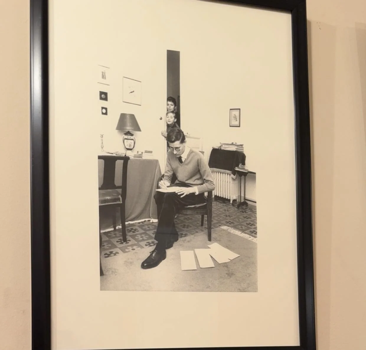 Yves Saint Laurent dans sa maison à Oran (Crédit photo : Direction l'Algérie / Ayadi Productions - Septembre 2025)