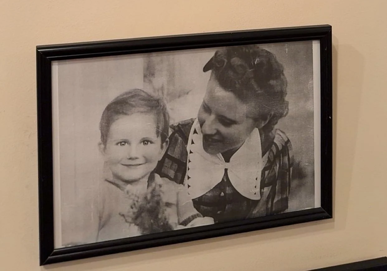 Yves Saint Laurent, enfant, en compagnie de sa mère. Photographie exposée dans la maison familiale d’Oran (Crédit photo : Direction l'Algérie / Ayadi Productions - Septembre 2025)