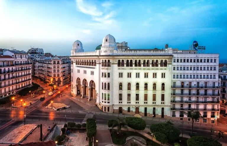 Direction Alger la Blanche : un voyage surprenant à chaque coin de rue